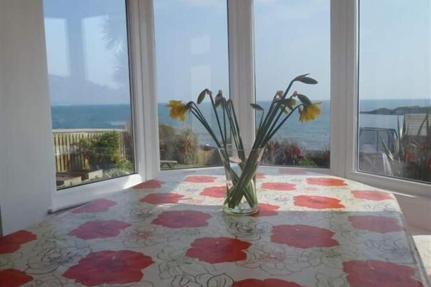 Dreamy sea views, gated garden, access to sea, 4-9