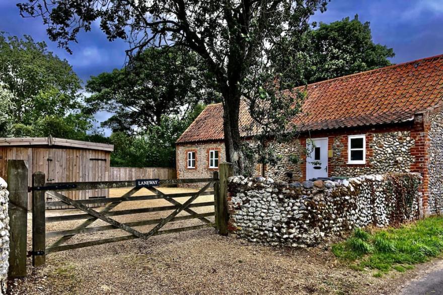 VERY POPULAR COTTAGE Nr Blakeney Dog allowed.