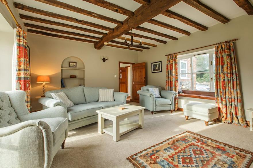 VERY POPULAR COTTAGE Nr Blakeney Dog allowed.
