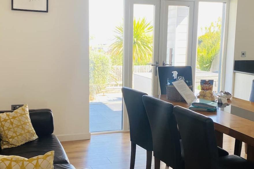 Family/dog friendly modern coastal property with hot tub & stunning ocean views