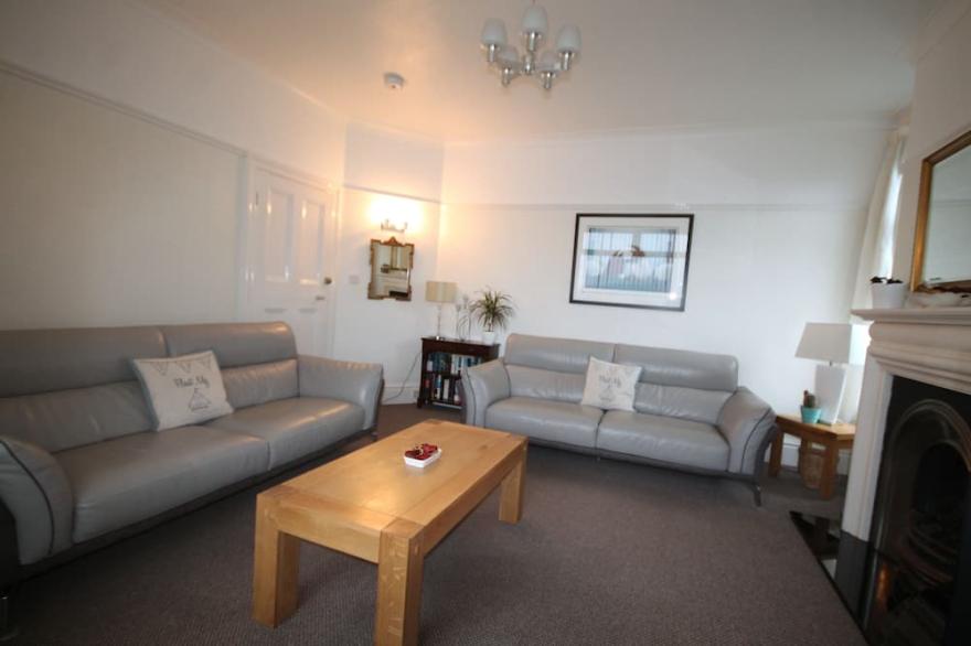 Central Newquay Fistral Bea parking, Wifi. town/beaches 5/10 mins. pets welcom