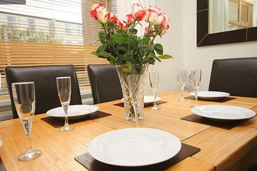 Central Newquay Fistral Bea parking, Wifi. town/beaches 5/10 mins. pets welcom