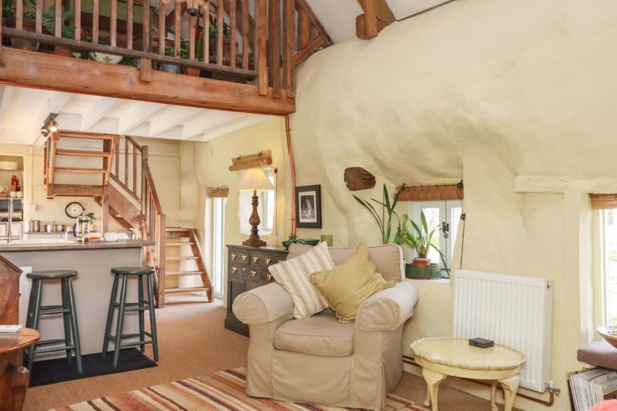 THE BYRE, romantic, character holiday cottage in Great Torrington