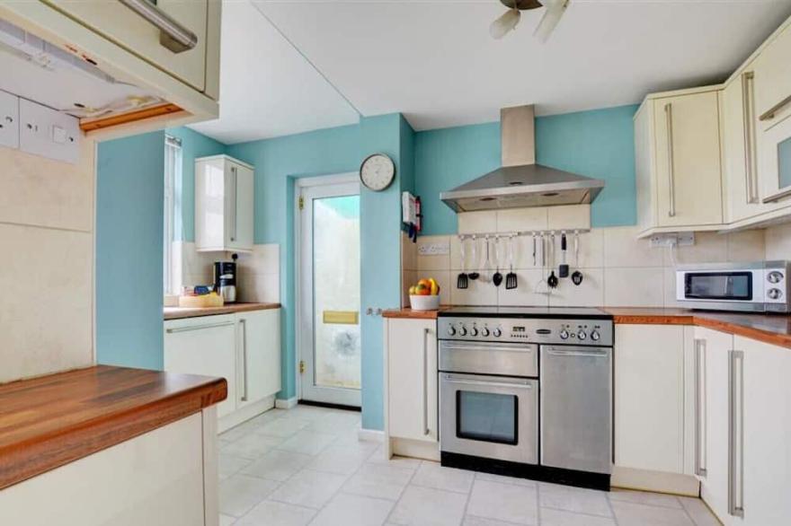 Highview, Lee - Six Bedroom House, Sleeps 12