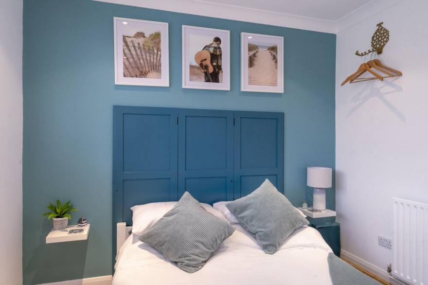 Vibrant corner property, sleeps 8, three minutes to beach