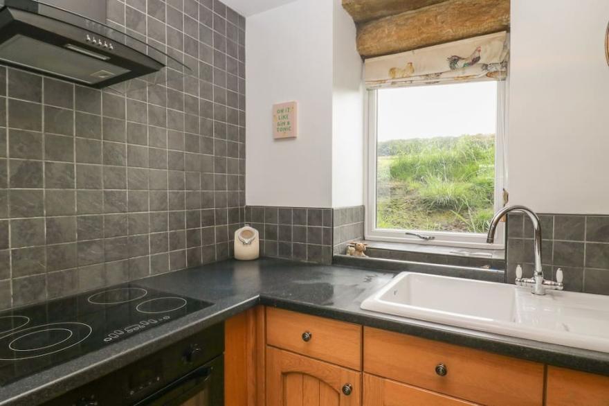PICKLES HILL COTTAGE, pet friendly, with hot tub in Oakworth
