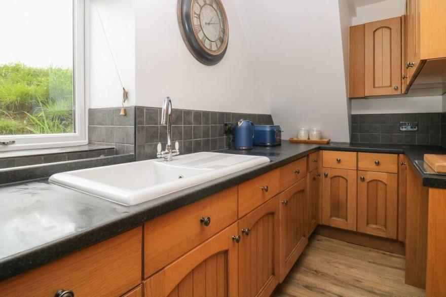 PICKLES HILL COTTAGE, pet friendly, with hot tub in Oakworth