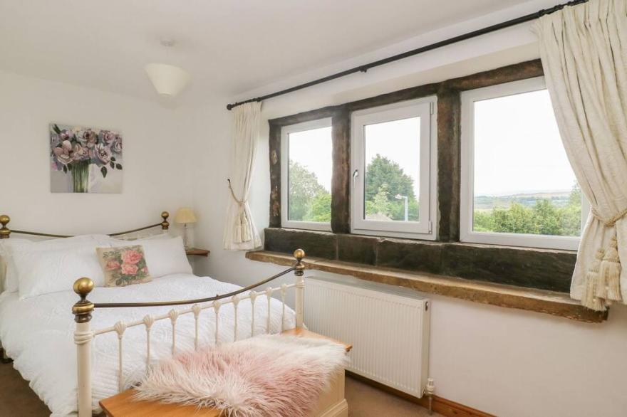PICKLES HILL COTTAGE, pet friendly, with hot tub in Oakworth