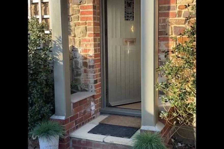 Spacious, luxury country cottage in pretty village, w/local pub. Beach 15 mins.