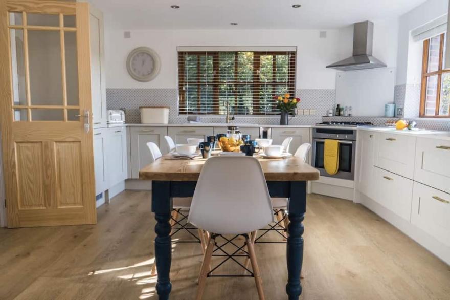 Spacious, luxury country cottage in pretty village, w/local pub. Beach 15 mins.