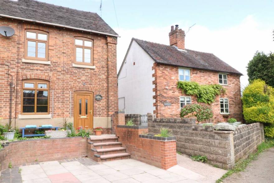 13 THE ISLAND, pet friendly, character holiday cottage in Tean