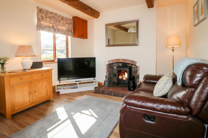 13 THE ISLAND, pet friendly, character holiday cottage in Tean