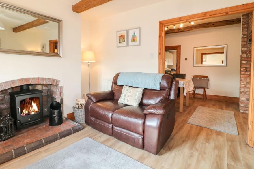 13 THE ISLAND, pet friendly, character holiday cottage in Tean