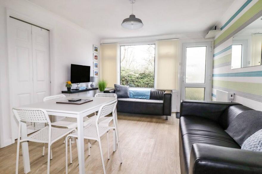 NUMBER 25 THE PARK, pet friendly, with pool in Kilkhampton