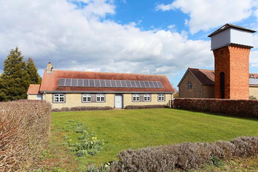 Idyllic cottage on private parkland near Oxford