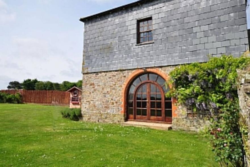 Spacious luxury cottage, near sandy beaches with hot tub