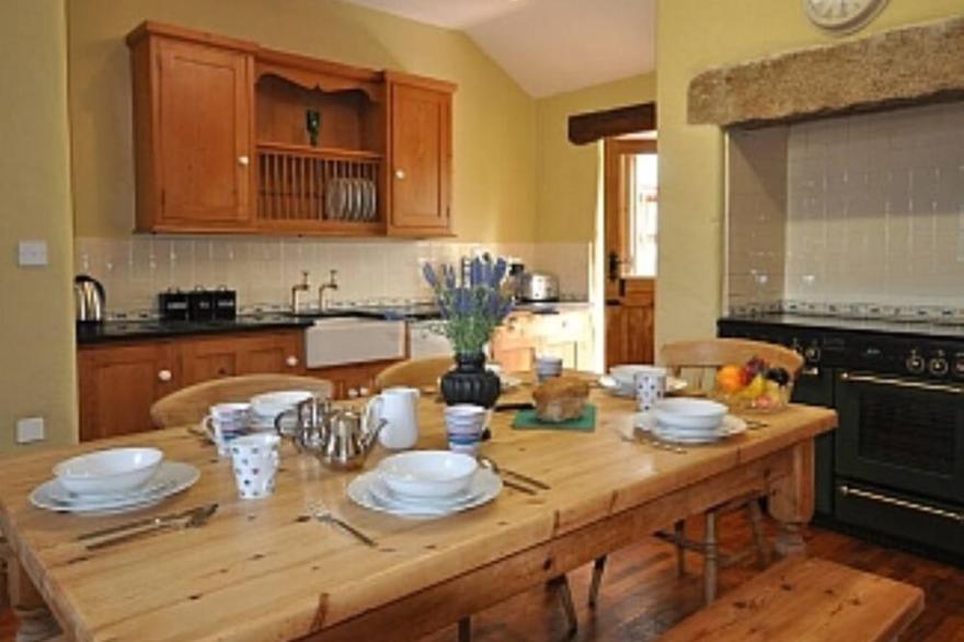 Spacious luxury cottage, near sandy beaches with hot tub