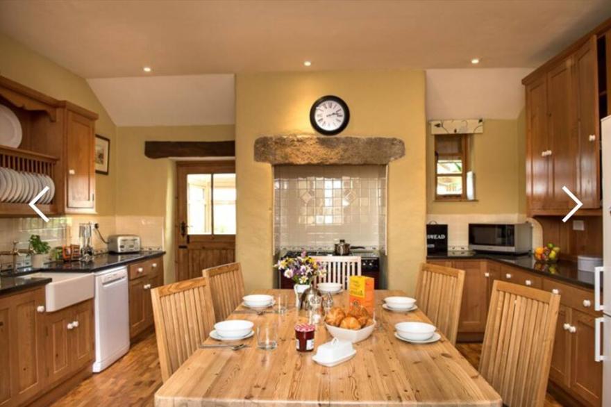 Spacious luxury cottage, near sandy beaches with hot tub