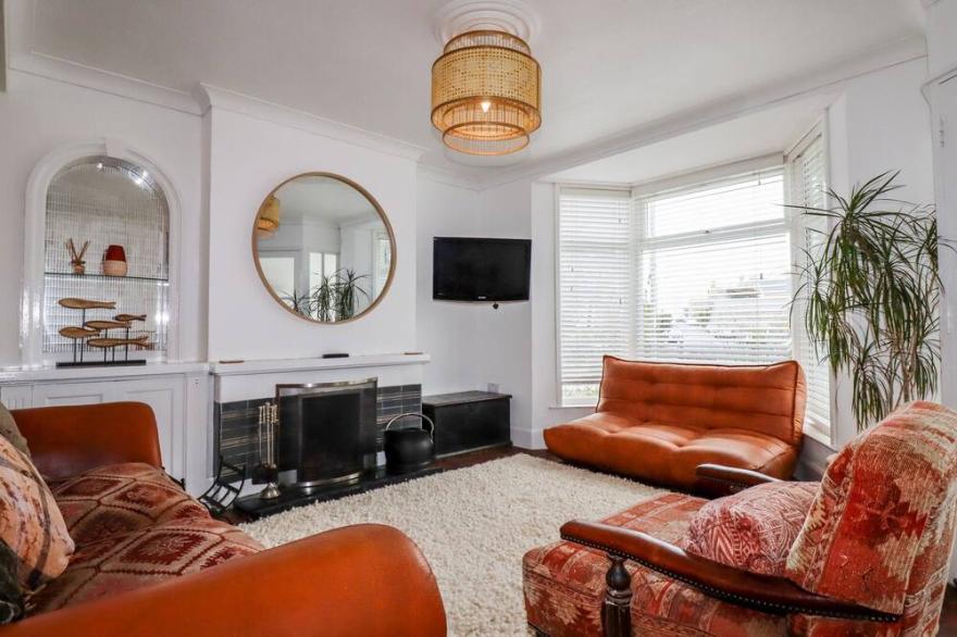 BEACHCOMBERS, pet friendly, with open fire in Newquay