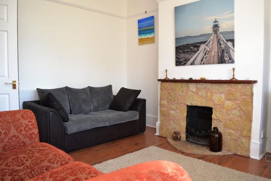 2-bedroom apartment steps from the beach, with garage and dog friendly!