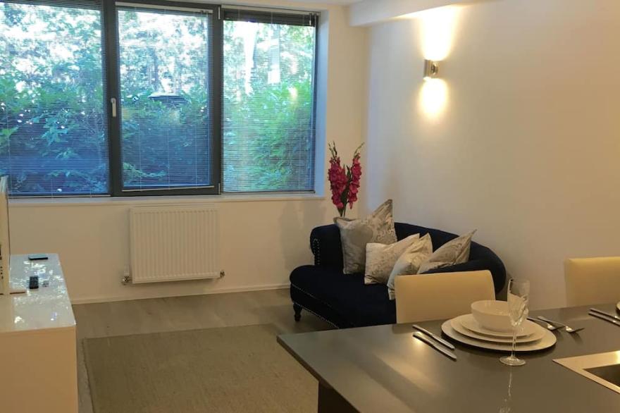 *LUXURY APARTMENT* with PRIVATE PARKING LONDON- HEATHROW