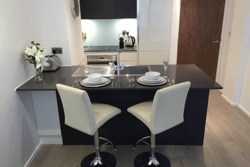 *LUXURY APARTMENT* with PRIVATE PARKING LONDON- HEATHROW