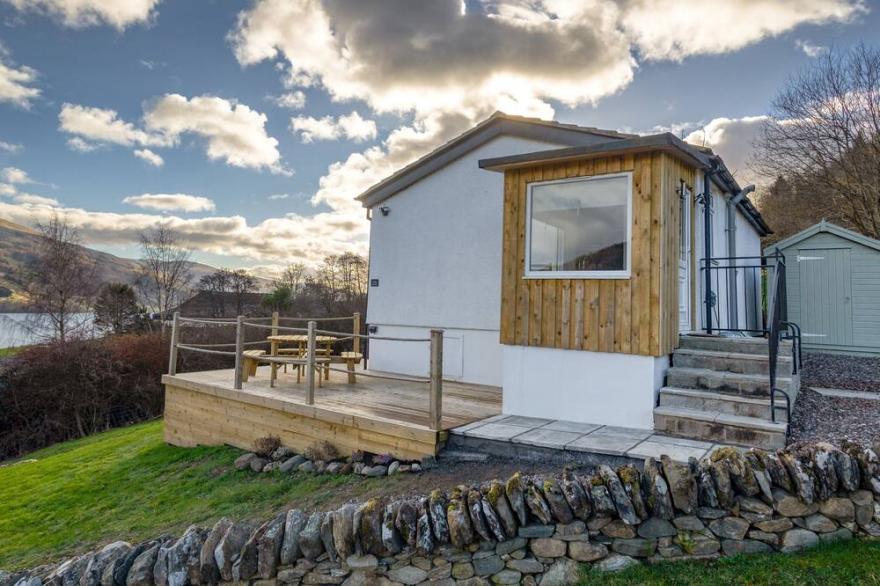 CIARAN COTTAGE, pet friendly, with open fire in Kenmore