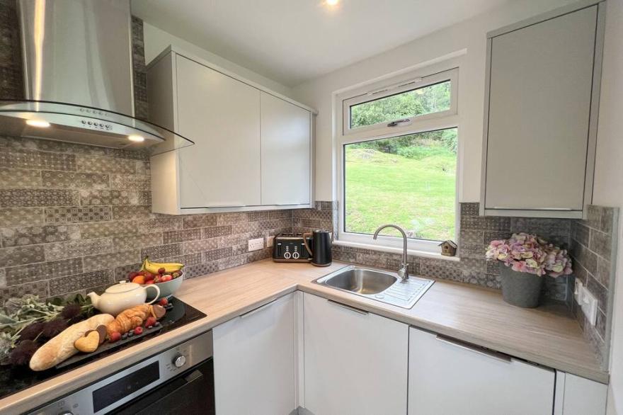 CIARAN COTTAGE, pet friendly, with open fire in Kenmore