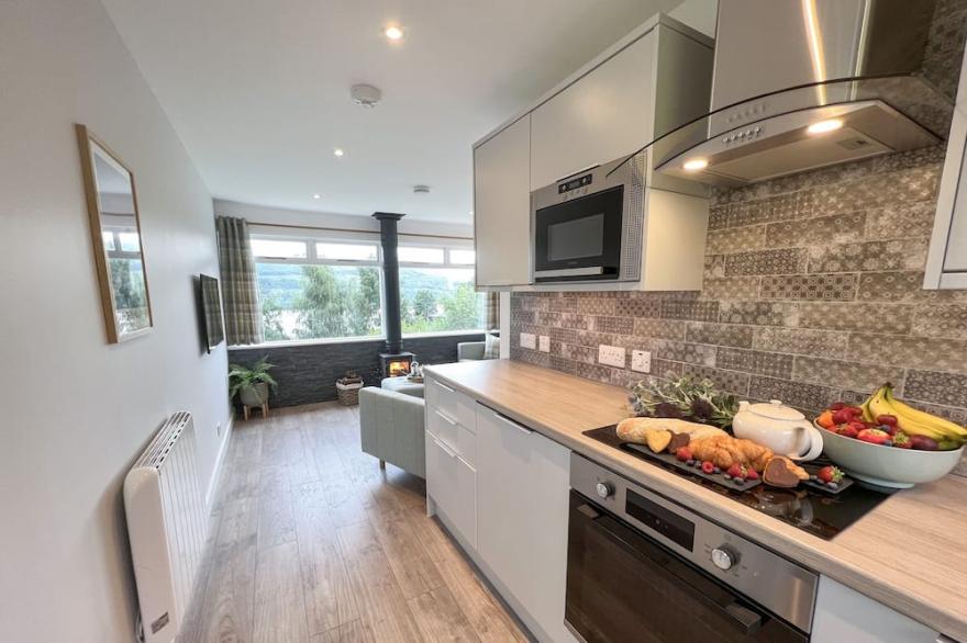 CIARAN COTTAGE, pet friendly, with open fire in Kenmore