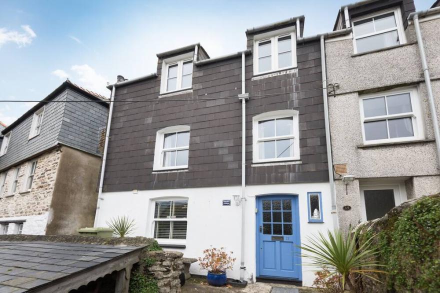 Thimble cottage , sea, harbour and village views ,courtyard ,Wi-fi, logburner