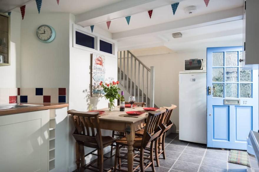 Thimble cottage , sea, harbour and village views ,courtyard ,Wi-fi, logburner