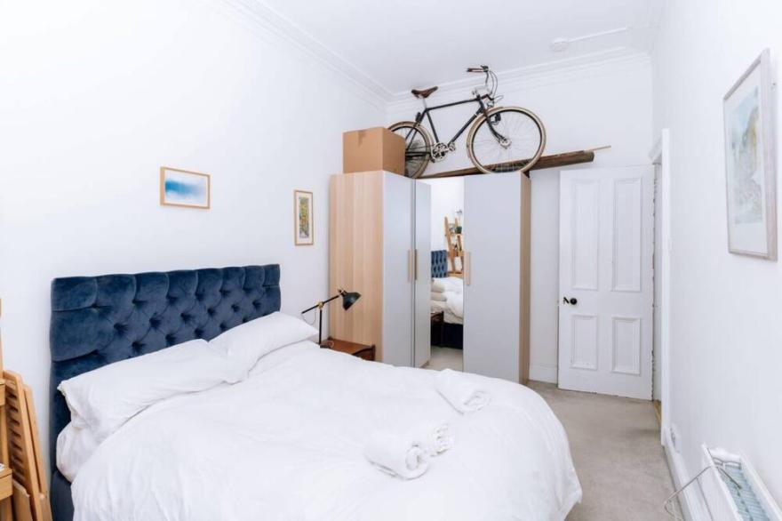 Spacious 3 Bedroom Flat in Edinburgh