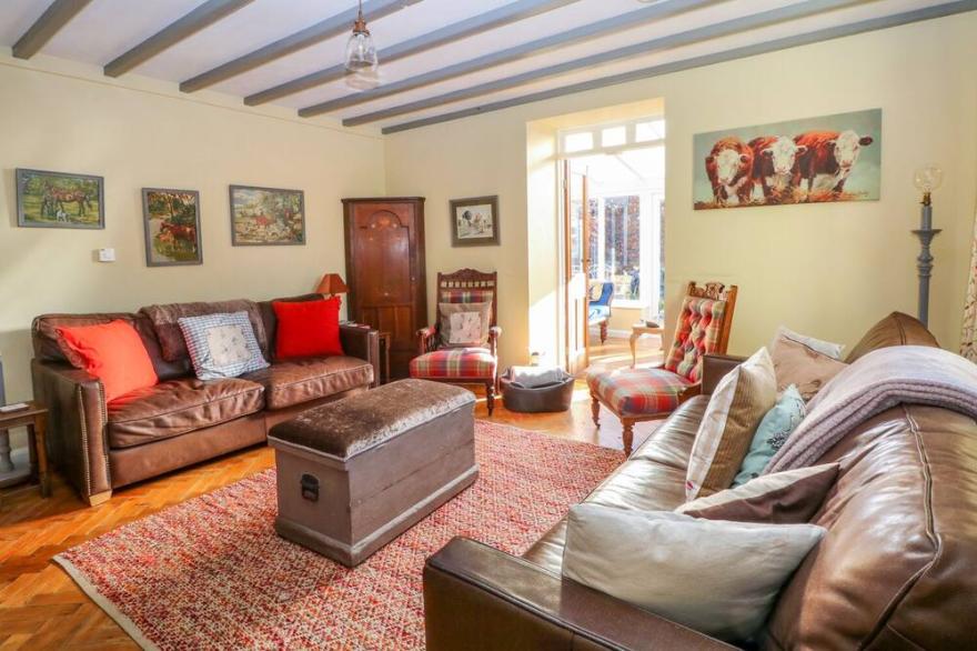 BEECH HOUSE, family friendly, with open fire in Leek