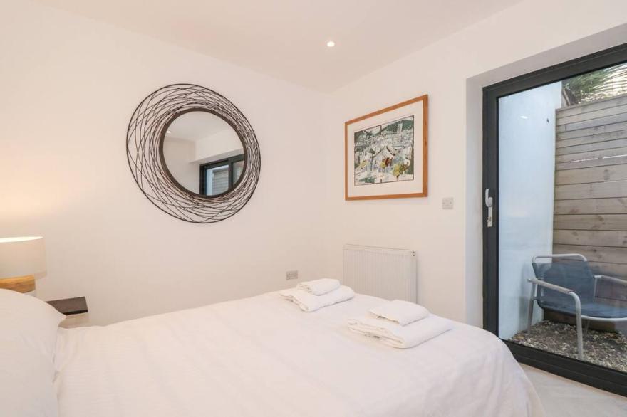 ALOFT, romantic, with a garden in Dartmouth