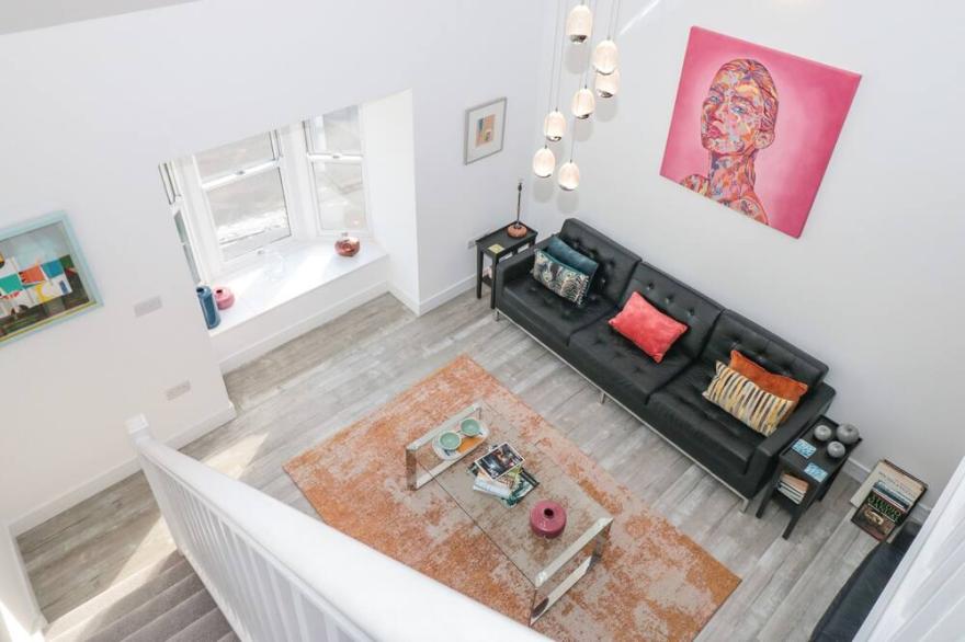 ALOFT, romantic, with a garden in Dartmouth