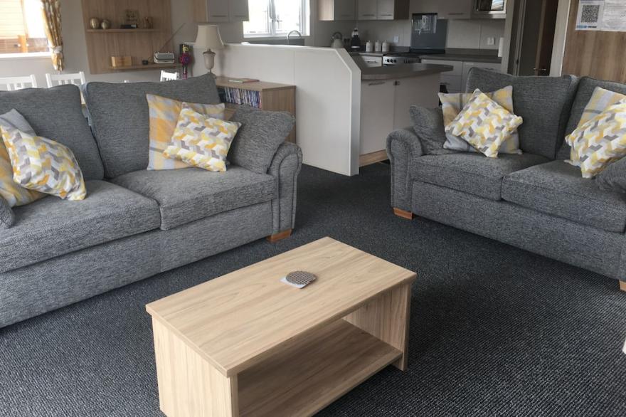 Lakeside Luxury Lodge, 3 Bedrooms, Private Fishing Jetty, Hot Tub