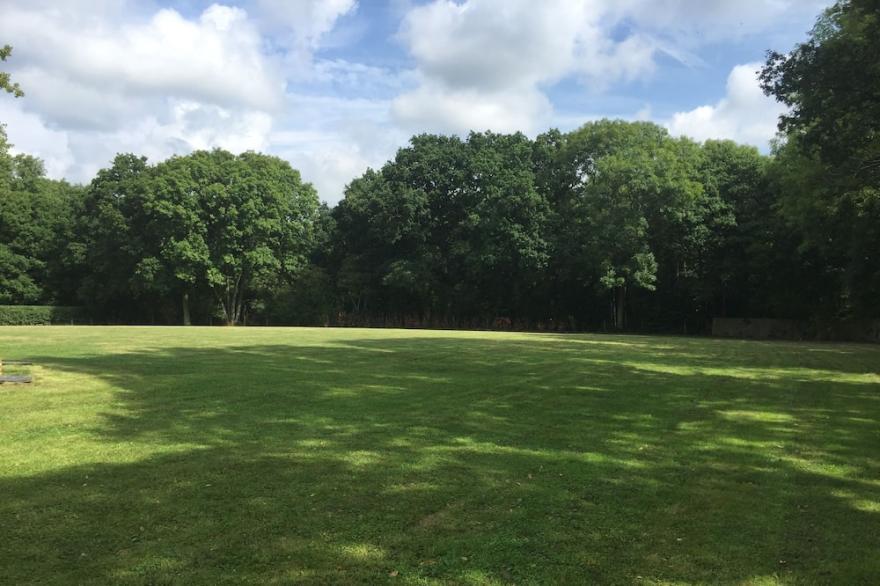 Stunning countryside house in West Sussex with outdoor pool (summer only)