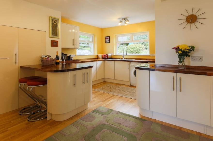 Spacious Home In Cornwall, Sea Views, Off-street Parking, Sleeps 10, with Annexe