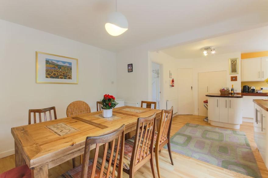 Spacious Home In Cornwall, Sea Views, Off-street Parking, Sleeps 10, with Annexe