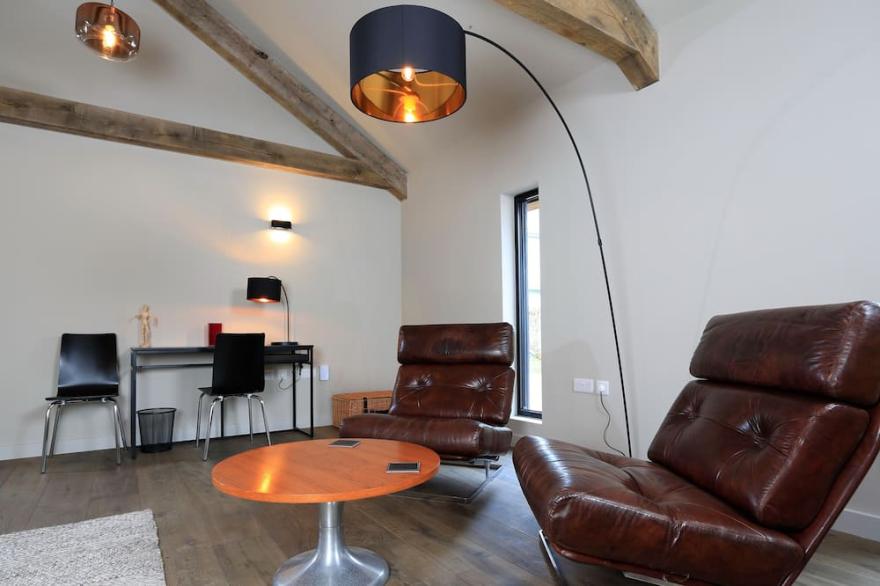 THE BARNS @ DOWNTON, family friendly, with hot tub in Dittisham