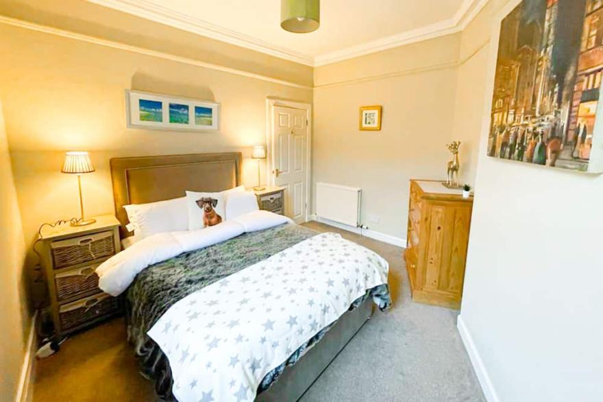 Quaint & Peaceful 1 Bed Central Mews Apt, West End