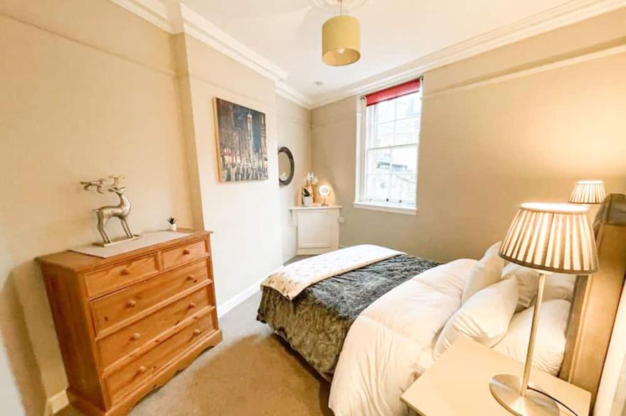 Quaint & Peaceful 1 Bed Central Mews Apt, West End