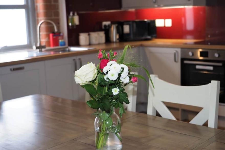 Nellies Shed, 3 bedroom cottage with hot tub. Wolds Way Holiday Cottages