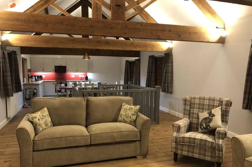 Nellies Shed, 3 bedroom cottage with hot tub. Wolds Way Holiday Cottages