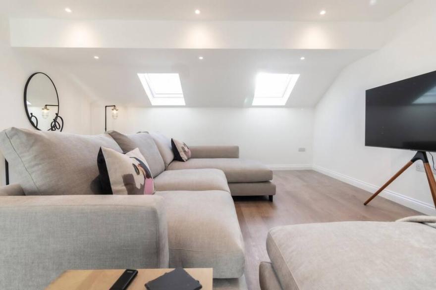 NEW Sleek & Stylish 2BD Flat - Heart of Haworth