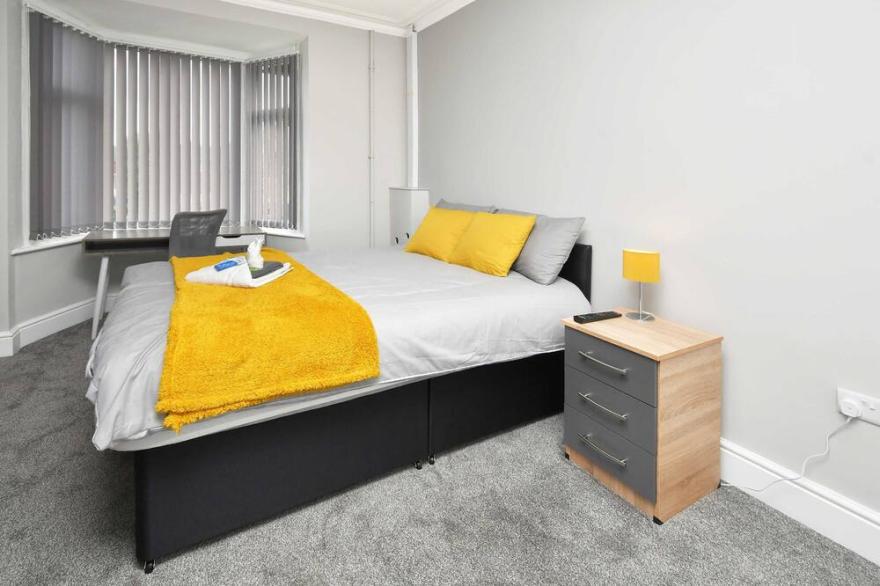 Townhouse @ Bucknall New Road Stoke - Superior Double Ensuite With TV