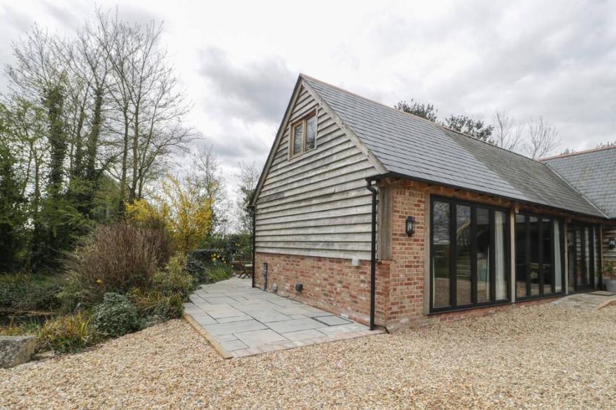 THE COURTYARD - HILLTOP BARN, family friendly in Wareham
