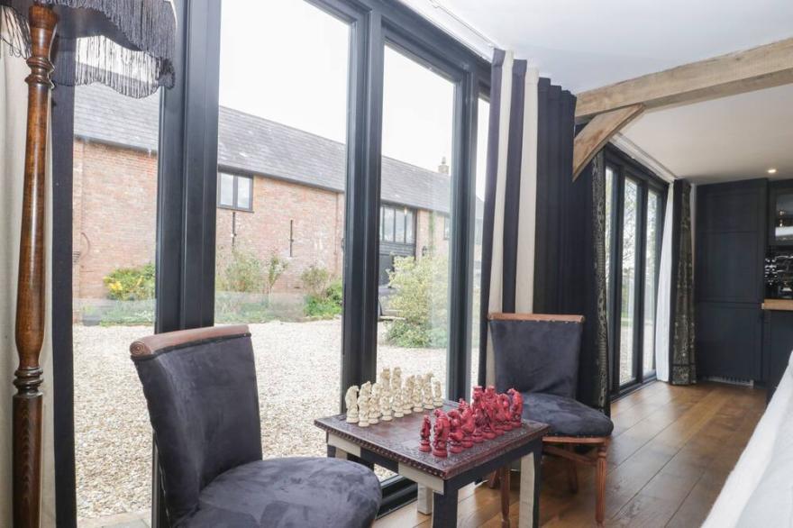 THE COURTYARD - HILLTOP BARN, family friendly in Wareham