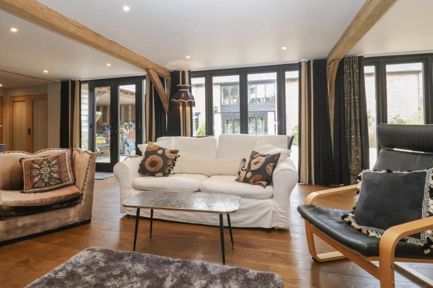 THE COURTYARD - HILLTOP BARN, family friendly in Wareham