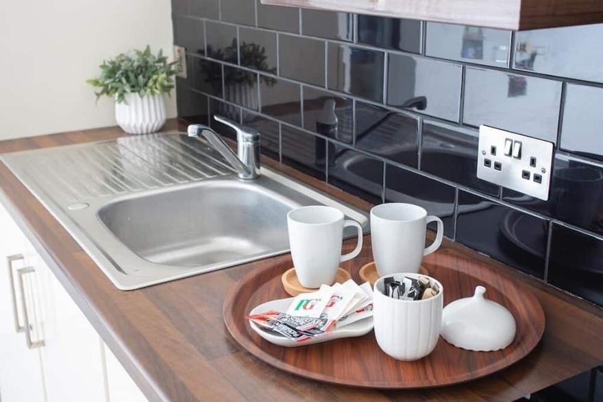 2 bed stylish apartment in Belfast with private parking